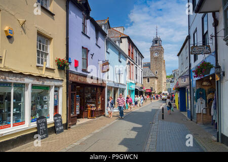 Vom 6. Juni 2018: Looe, Cornwall, Großbritannien - Einkaufen in Fore Street an einem warmen Frühlingstag. Stockfoto