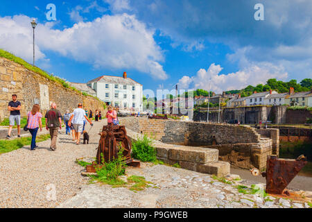 11. Juni 2018: Charlestown, Cornwall, UK-Besucher in Charlestown, einer unberührten Beispiel einer georgischen Hafen arbeiten, es gebaut wurde betweel 1791 und 1801 Stockfoto