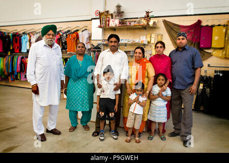 Familie, Sikh Sikh Gemeinschaft, Sikhdharma Gurdwara Singh Sabha Association, Novellara, Provinz Reggio Emilia, Italien Stockfoto