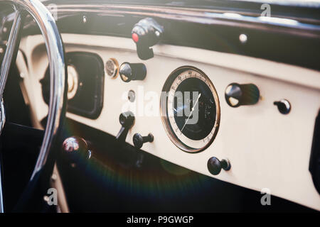 Innenansicht der klassischen Oldtimer. Instagram Muskelaufbau. Schön retro Auto Poster, Postkarte. Stockfoto