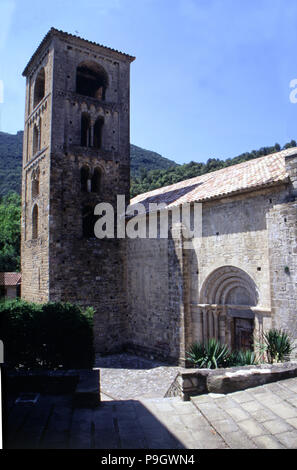 Ansicht der vorderen Tür und der Glockenturm der Kirche von Sant Cristòfol in Zeugen. Stockfoto