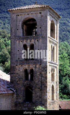 Blick auf die vier Etagen Glockenturm der Kirche von Sant Cristòfol in Zeugen. Stockfoto