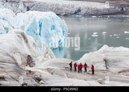 Touristen auf Gletscher, Spitzbergen, Arktis Stockfoto