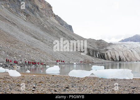 Touristen das 14. Juli Gletscher in Spitzbergen erkunden Stockfoto