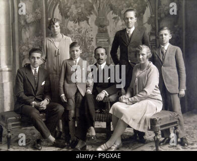 König Alfons XIII. von Spanien (1886-1941) mit seinen Söhnen, Don Jaime, Dona Beatriz, Don Gonzalo, Don… Stockfoto