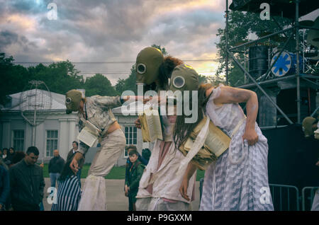 Sankt Petersburg, Russland - Juni 4, 2016: Internationale Festival der Street Theater" elagin Park': Abends Straße Leistung. Frauen auf Stelzen mit Ga Stockfoto