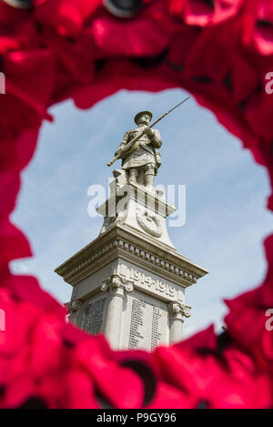 Kirriemuir Kriegerdenkmal gesehen durch eine Mohn Kranz, Kirriemuir Angus, Schottland. Stockfoto