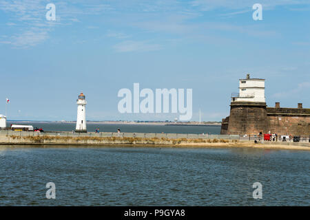 Blick auf Fort Perch Rock und New Brighton Leuchtturm über die Marine Lake, Wirral UK Stockfoto