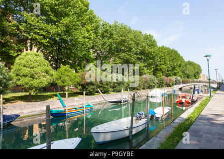 Ruhige, grüne grüne Kanal Sant'Elena, Castello, Venedig, Venetien, Italien im Frühjahr Stockfoto