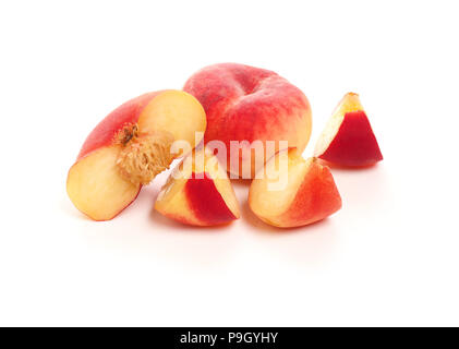 Leckere Krapfen Pfirsiche auf einem weißen Studiohintergrund, saisonal oder gesunde Ernährung Stockfoto