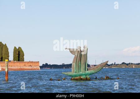 Dante's Barge Skulptur von Geogy Frangulyan, Venedig, Venetien, Italien. Dante Alighieri und Virgil auf ihrer Reise in die Hölle, die auf San Michele cemetr Stockfoto