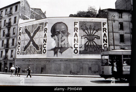 Spanischer Bürgerkrieg (1936 - 1939), nationalistische Malerei mit dem Gesicht von Franco und Symbole der… Stockfoto