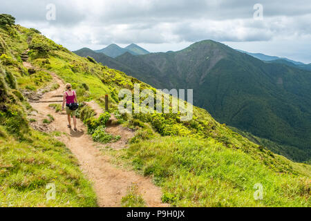 Weibliche Wanderer an den Hängen des Pico da Vara, der höchste Punkt auf Sao Miguel, Azoren Stockfoto