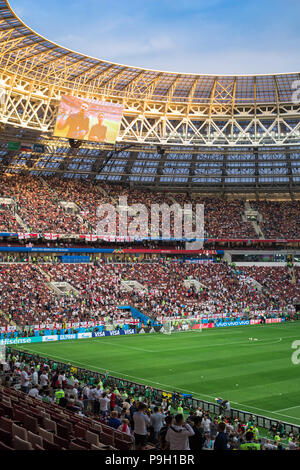 Moskau, Russland - Juli 11, 2018: Fußball-Fans feiern während der FIFA WM 2018 im Halbfinale Fußballspiel zwischen England und Kroatien Stockfoto