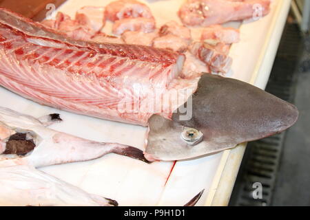 Fisch. Fischmarkt. Fisch essen. Fisch, der für den Verkauf in Billingsgate Fish Market, London, UK. Foto Russell Moore. Stockfoto