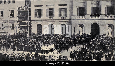 Masse Vergraben von Mosén Jacinto Verdaguer bei der Ausfahrt aus dem Rat der Stadt Barcelona, Juni 1902. Stockfoto