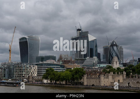 Blick auf die Stadt London Skyline von der Tower Bridge, Juli 2018. Die Walkie Talkie, Käsereibe, Gurke und Tower von London Gebäude verfügen alle über Stockfoto