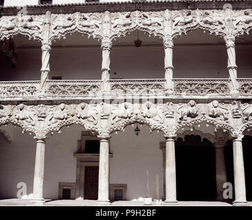 Detail der ogee Bögen, die die Galerien auf den Innenhof des Palastes der Infantado… Stockfoto