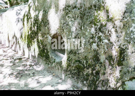 Tour zu Shapsugskaya anomale Zone - Stein in prähistorischen Shambala Steinbruch in Abinsk Ausläufern des Kaukasus in Kuban russische Region geschnitzt Stockfoto
