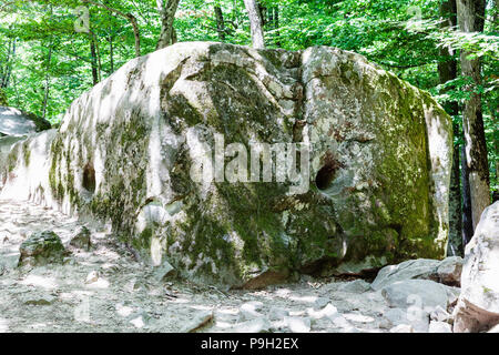 Tour zu Shapsugskaya anomale Zone - Stein in den prähistorischen Shambala Karriere in Abinsk Ausläufern des Kaukasus in Kuban Region Russlands Stockfoto