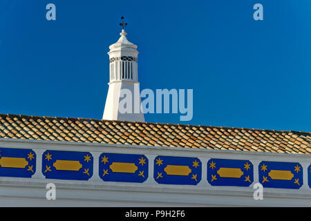 Eine reich verzierte Algarve Schornstein und 'Platibanda' Fries auf ein Landhaus in der Nähe von Vilamoura Stockfoto