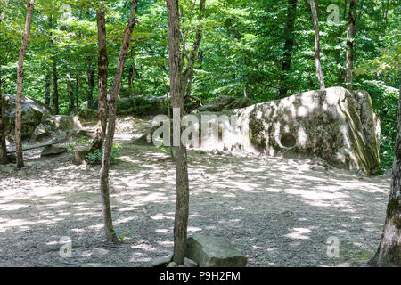 Tour zu Shapsugskaya anomale Zone - Blick auf den prähistorischen Shambala Steinbruch in Abinsk Ausläufern des Kaukasus in Kuban Region Russlands Stockfoto