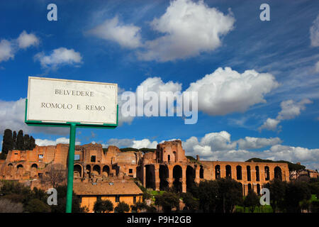 Panoramablick auf das antike Rom Imperial Palace Ruinen auf der Palatin von Romulus und Remus, Terrasse mit Panoramablick, im historischen Zentrum von Rom Stockfoto