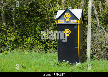 Die AA Notruf Nummer 580, in der Ortschaft Boduan, in der Nähe von Pwllheli, Gwynedd, Wales. Stockfoto