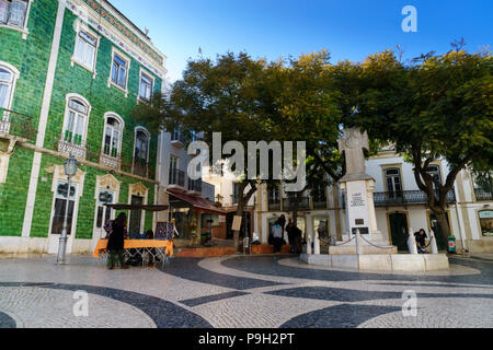 Straße Händler und das Denkmal für die im Ersten Weltkrieg in der Praça Luís de Camões Lagos Portugal gefallen Stockfoto