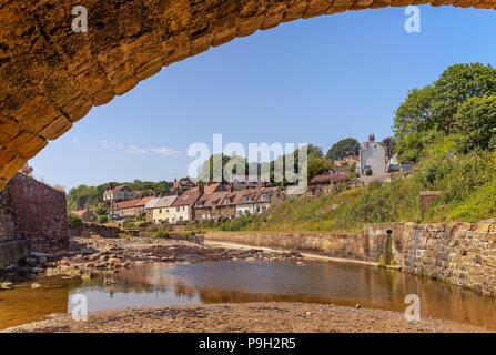 Ein Blick auf das malerische Dorf Sandsend unter einer Brücke arch. Stockfoto