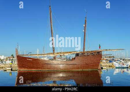 Caravela Boa Esperanca eine Replik des XV Jahrhundert portugiesischen Schiff in Lagos Portugal günstig Stockfoto