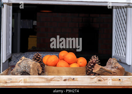 Eine Schale von Orangen auf dem Fensterbrett eines alten Hauses closeup Stockfoto