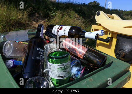 Recycling Mülleimer angehäuft voller leerer Glasflaschen Stockfoto