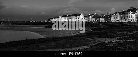 Schwarze und weiße Nacht Panorama von donaghadee Stadt und Hafen, Nordirland, bei Ebbe. Stockfoto