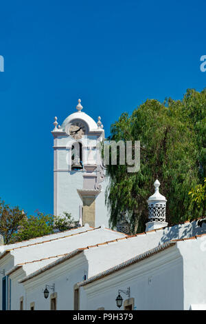 Eine reich verzierte Schornstein und der Kirche von São Lourenço, Almancil, Algarve. Stockfoto