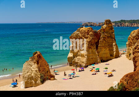 Felsformationen auf Praia da Rocha Strand an der Algarve, Portugal Stockfoto