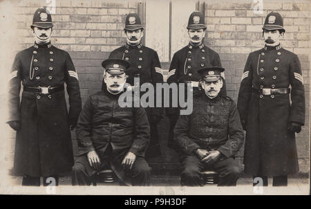 Vintage Foto zeigt eine Gruppe von Polizisten Stockfoto