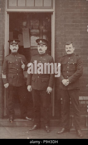 Vintage Foto von Polizisten standen am Eingang zu einer Polizeistation Stockfoto