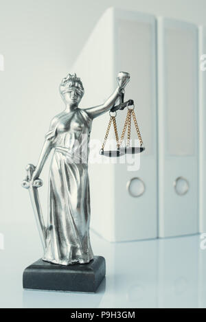 Lady Gerechtigkeit Statue mit Dokument Ringbücher in Law Office Stockfoto