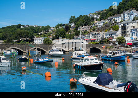 Boote auf dem Fluss Looe neben der Brücke am Fischerhafen von Looe, Cornwall, England, Großbritannien. Stockfoto