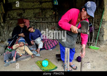 Hand Webstuhl in SALALA 'Las Huaringas' - HUANCABAMBA.. Abteilung von Piura. PERU Stockfoto