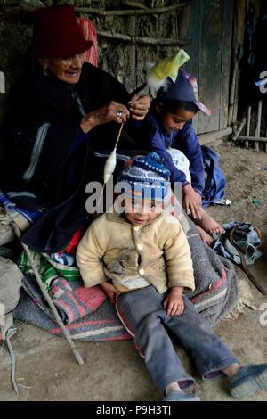 Hand Webstuhl in SALALA 'Las Huaringas' - HUANCABAMBA.. Abteilung von Piura. PERU Stockfoto