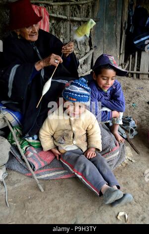 Hand Webstuhl in SALALA 'Las Huaringas' - HUANCABAMBA.. Abteilung von Piura. PERU Stockfoto