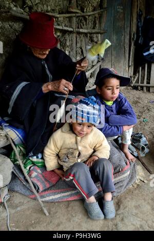 Hand Webstuhl in SALALA 'Las Huaringas' - HUANCABAMBA.. Abteilung von Piura. PERU Stockfoto