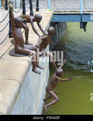 Singapur - 16. Februar 2017: "die Menschen der Statue des Flusses" von Chong Fah Cheong von Kindern in den Fluss springen in Singapur Stockfoto