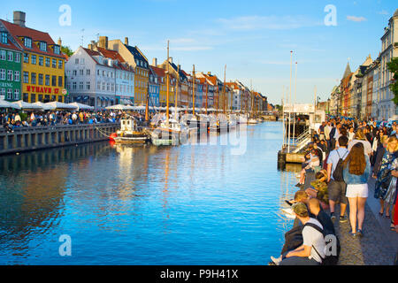 Kopenhagen, Dänemark - 16. JUNI 2018: Touristen am Nyhavn - ist eine der bekanntesten Sehenswürdigkeiten in Kopenhagen Stockfoto