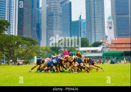 Singapur - Jan 16, 2017: Zwei laienhaften Rugby Team play Rugby in Singapur. Singapore Downtown im Hintergrund Stockfoto