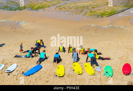 ERICEIRA PORTUGAL - May 23, 2017: Trainer zeigen, wie man surft zur Gruppe der Surfer. Ericeira ist der berühmte Surfen in Portugal. Stockfoto