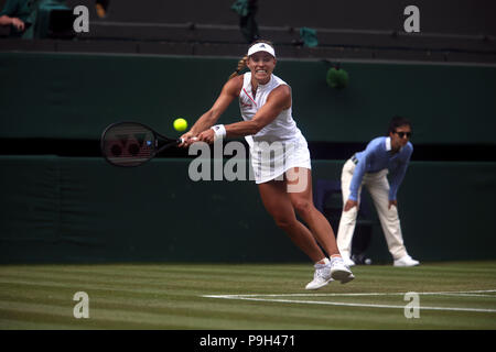 London, England - Juli 7, 2018. Wimbledon Tennis: Deutschlands Angie Kerber Streiks eine Rückhand auf ihre Gegnerin Naomi Osaka in Japan während ihrer dritten r Stockfoto