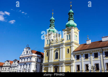 Historische Häuser auf dem Velke Namesti Platz mit der Kirche der Himmelfahrt der Jungfrau Maria, Hradec Kralove, Tschechische Republik Stockfoto